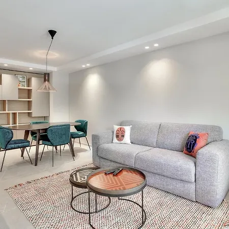Luxury Flat With Balcony - Center Apartment