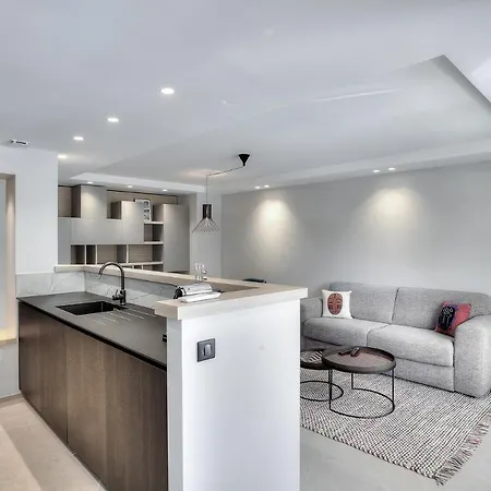 Luxury Flat With Balcony - Center Apartment *