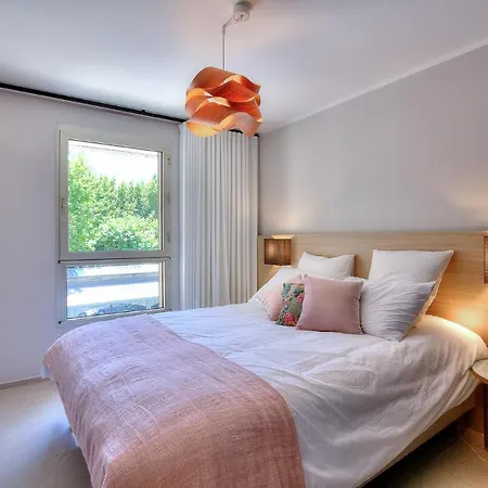 Luxury Flat With Balcony - Center