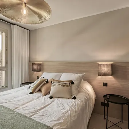 Luxury Flat With Balcony - Center *
