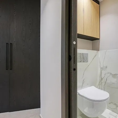 Luxury Flat With Balcony - Center