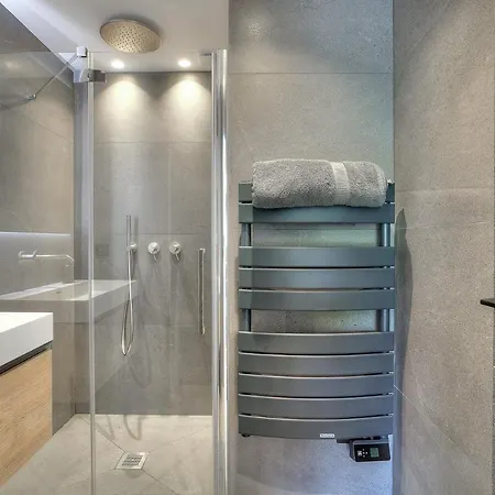 Apartment Luxury Flat With Balcony - Center