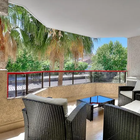 Luxury Flat With Balcony - Center Apartment